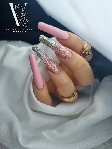 Nokti u ružičastoj glitter ombré izvedbi
